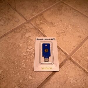 Yubico Security Key NFC Security Token, ECC p256 Encryption